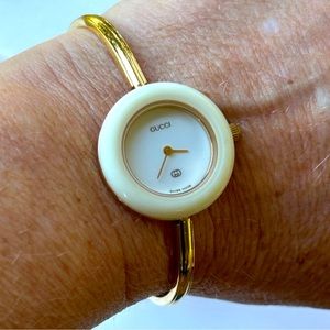 GUCCI 14k Gold Plated Bezel Bracelet Watch comes with all bezels shown